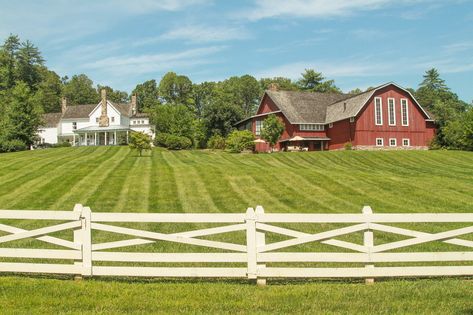 Bloxburg Farm, Caroline Core, Blackberry Farm Tennessee, Beautiful Farms, Acreage Landscaping, Farm Property, Farm Estate, Southern Farmhouse, Blackberry Farm