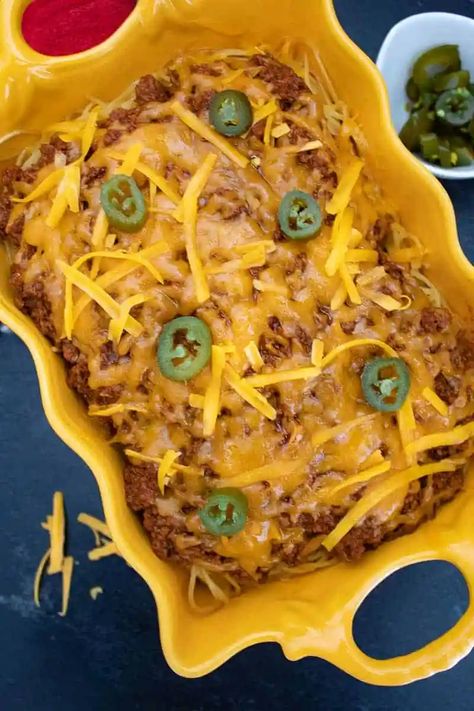 Chili Spaghetti Pie Spaghetti Pie Casserole, Leftover Chili Recipes, Chili Spaghetti, Chili Pie, Chili Pasta, Pasta Pie, Leftover Chili, Spaghetti Pie, Spaghetti Casserole