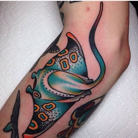 Manta ray traditional tattoo Stingray Tattoo Traditional, Rays Tattoo, Aquatic Tattoo, Stingray Tattoo, Ray Tattoo, Monkey Tattoos, Sea Tattoo, Kunst Tattoos, Traditional Tattoo Sleeve