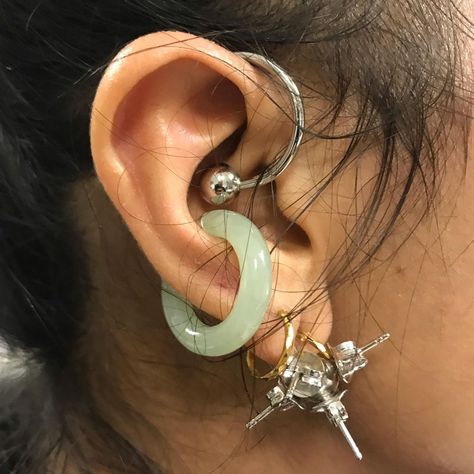 D'heygere on Instagram: “IRL: Annabel Ear Wrap Stud Earrings Fortune Ear Cuff X @dada.service #dheygereIRL” Cool Piercings, Dope Jewelry, Funky Jewelry, Jewelry Lookbook, Mode Inspo, Jewelry Inspo, Dream Jewelry, Pretty Jewellery, Ear Jewelry