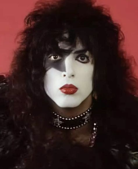 Paul Stanley 🤩 Kiss Band Makeup, Glam Rock Makeup, Paul Kiss, Banda Kiss, Rock Makeup, Kiss Gift, 80s Makeup, Kiss Members, Kiss Army