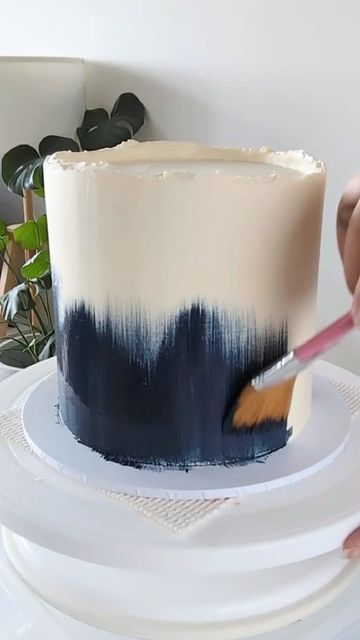 Mans Cake Designs, Blue And Gold Cake Ideas, Navy Buttercream, Gold And Blue Party, How To Paint A Cake, Masculine Cake Ideas, Blue White And Gold Cake, Blue Gold Cake, Navy Blue Cake Design