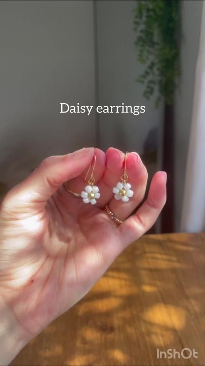 LOVVING on TikTok Beaded Daisy Earrings, Anting Manik, Jewelry Making Tutorial, Beaded Daisy, Diy Earrings Easy, Diy Jewelry Making Tutorials, Diy Beaded Rings, Earrings Tutorial, Beaded Earrings Diy