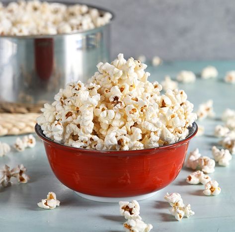 How to Make Perfect Stovetop Popcorn - The Suburban Soapbox Popcorn Plant, Cauliflower Popcorn, Truffle Popcorn, Low Carb Healthy, Cheddar Popcorn, Salty Popcorn, Recipe Low Carb, Homemade Popcorn, Popcorn Recipe