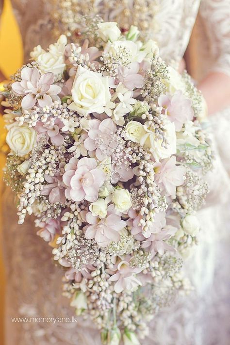 Bouquets For Weddings Brides, Kandyan Bridal Bouquet, Wedding Bouquets Fairytale, Fresh Flower Bouquet For Bride, Wedding Boquet Colors, Hanging Wedding Bouquets, Kandyan Bridesmaid, Bride Bouquet Pink, Classic Wedding Bouquet