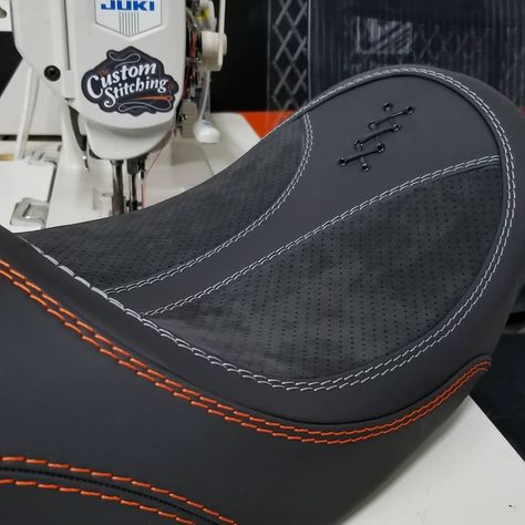 The Custom Stitching Co. on Instagram: “Anybody like Harley seats?? 👀👀 #stillgotit #bigwheelbagger #contraststitching #customseat #leather #harleydavidson #bxcustomdesigns…�” Custom Motorcycle Seats Design, Bike Seat Design, Custom Motorcycle Shop, Harley Davidson Seats, Bike Gadgets, Harley Davidson Cvo, Automotive Upholstery, Bike Details, Leather Folder