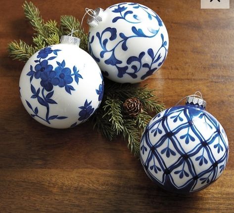 Handmade of glass and metal with plastic cap. Mexican Christmas Decorations, Chinoiserie Ornaments, White Baubles, Wood Art Diy, Chinoiserie Christmas, Diy Christmas Tree Ornaments, Xmas Deco, Classy Christmas, Chinese Blue