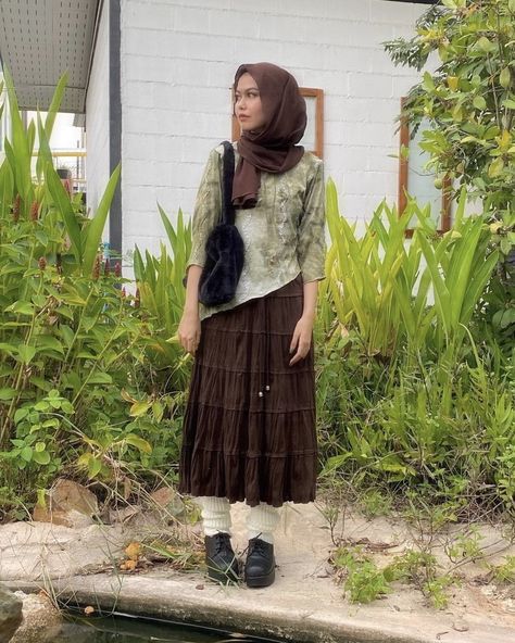 Brown Fits Women, Fairy Grunge Hijabi, Grunge Hijab Outfit, Hijab Cottagecore, Hijabi Fairycore, Hijabi Cottagecore, Fairy Grunge Outfit, Fairycore Outfit, Hijab Ideas