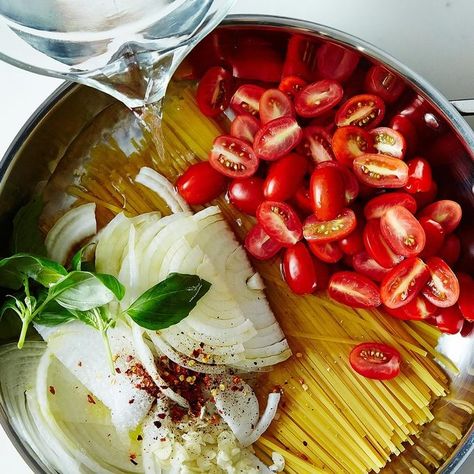 The Story Behind the One-Pan, Nine-Minute Pasta Recipe That Took Over the… One Pan Pasta, Martha Stewart Recipes, One Pot Pasta, Pasta Recipe, Tortellini, Food 52, Marinara, One Pot Meals, One Pot