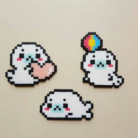 little perler bead seal cuteness!!!!!!!! Mini Pixel Art, Perler Bead Designs, Melt Beads Patterns, Hamma Beads Ideas, Easy Perler Bead Patterns, Perler Creations, Pearl Beads Pattern, Easy Perler Beads Ideas, Art Perle