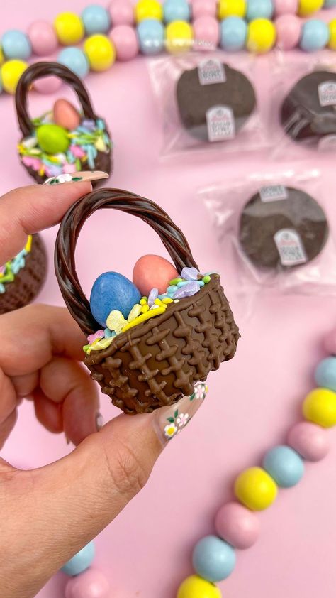 The cutest brownie bite Easter baskets with peanut butter eggs using @sugarbowlbakery brownie bites. These would be so cute on a stick too.… | Instagram Easter Cookie Bars, Easter Treat Ideas, Easter Cupcakes Easy, Easter Egg Nest, Easy Easter Treats, Easter Party Food, The Archies, Dessert Oreo, Spring Baking