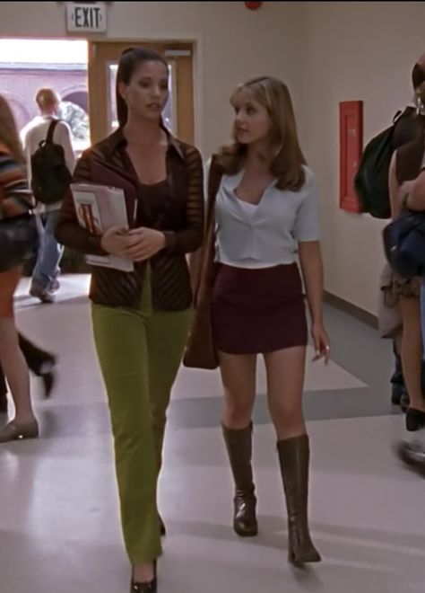 Love the 90s look she is rocking. Blue cardigan and a berry maroon mini skirt with boots <3 Vampire Slayer Outfits, Buffy The Vampire Slayer Outfits, Mini Skirt With Boots, Buffy Fashion, Outfits 90s Style, Skirt With Boots, Tv Characters Outfits, 90s Mini Skirt, Buffy Style