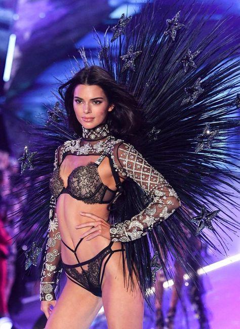 Kendall Jenner Kendall Jenner Runway, Victoria’s Secret Fashion Show, Victoria Secret Fashion Show 2018, Kendall Jenner Modeling, Stile Kendall Jenner, Trajes Kylie Jenner, Victoria Secret Runway, Victoria Secret Show, Fashion Runway Show