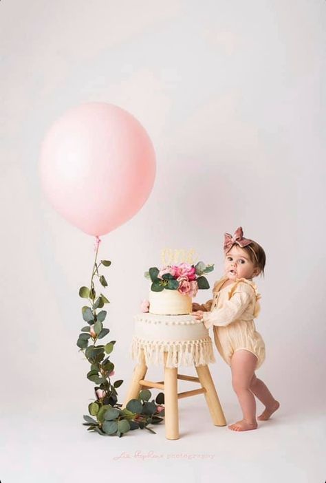 Birthday Photoshoot Ideas One Year Old, First Birthday Mirror Pictures, First Birthday Photo Shoot Outfit, Indoor Photo Backdrop, One Birthday Pictures, 1st Birthday Indoor Photoshoot, Timeless 1st Birthday Photos, Pink Cake Smash Photoshoot, Indoor 1 Year Photoshoot