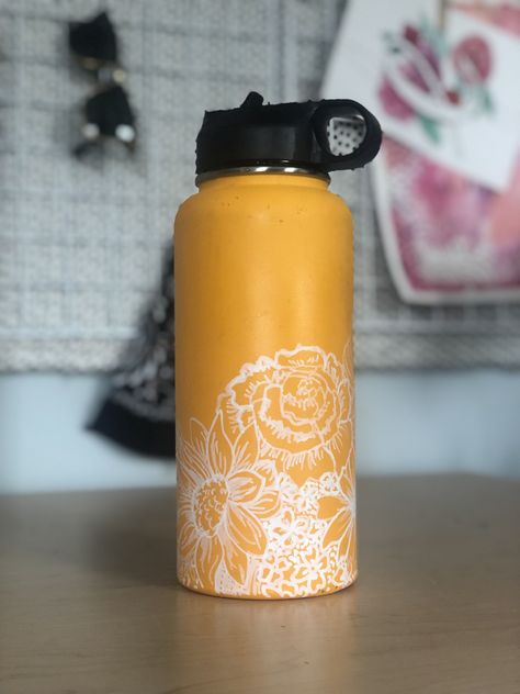 Hydroflask Painting, Painted Water Bottle, Painted Hydroflask, Hydro Painting, Flask Art, Custom Hydro Flask, Lineart Sketch, Water Bottle Art, Hydro Flask Bottle