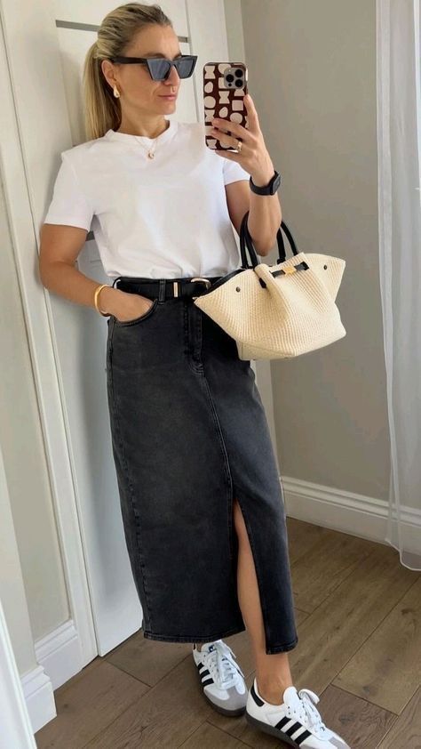 Long Denim Skirt Outfit Work, How To Style Black Denim Skirt, Denim Black Skirt Outfit, Black Denim Skirt Outfit Casual, Black Long Denim Skirt Outfit, Black Jeans Skirt Outfit, Black Skirt Summer Outfit, Long Black Denim Skirt Outfit, Samba Styling