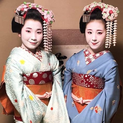 Two Minarai, or apprentice Geisha at the very beginning of their apprenticeships.  Minarai lasts only a few weeks to a few months.  Their costumes are slightly different from a Maiko's.  Most noticably is that the obi is only half as long in the back as a Maikos. Maiko Hairstyle, Maiko Kimono, Unhealthy Obsession, Japan Culture, Composition Photography, Fashion Sewing, The Back, Character Art, Composition