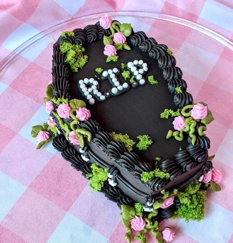 Coffin Wedding Cake, Coffin Cakes Halloween, Interesting Cakes Design, Heart Shaped Halloween Cake, Goth Birthday Cake Ideas, Casket Cakes, Pastel Goth Cake, Pretty Halloween Cakes, Coffin Cake Ideas