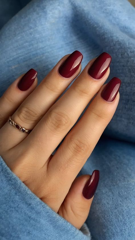 Simple Nail Colors Fall, Dark Fall Acrylic Nails, Autumn Nails Plain, Natural Nail Ideas Fall, End Of September Nails, Cute Fall Nails Square, Short Nails Neutral Colors, October Pedicure Colors, Fall Powder Dip Nail Ideas 2024