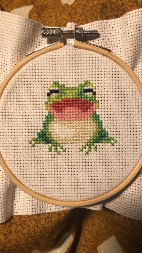 Cute Frog Cross Stitch Pattern, Cute Cross Stitch Patterns Easy, Small Cross Stitch Patterns, Frog Cross Stitch Pattern, Frog Cross Stitch, Hand Embroidery Letters, Cross Stitch Sunflower, Friendship Bracelet Patterns Easy, Small Cross Stitch