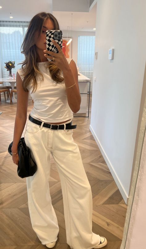 Jeans Sneakers Outfit, Old Money Aesthetic Summer, Aesthetic Casual Outfits, Sofia Richie Style, White Outfit Casual, European Summer Fashion, Casual Outfit Summer, European Outfit, White Jeans Outfit