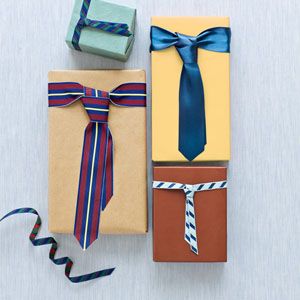 Wrapping a gift for a man? Tie a ribbon to look like a neck tie. Clip the ends to a v-shape and tie like a neck tie. Easy Fathers Day Craft, How To Tie Ribbon, Simple Gift Wrapping, Creative Gift Wrapping, Cadeau Diy, Present Wrapping, Easy Craft Projects, Fathers Day Crafts, Tolu