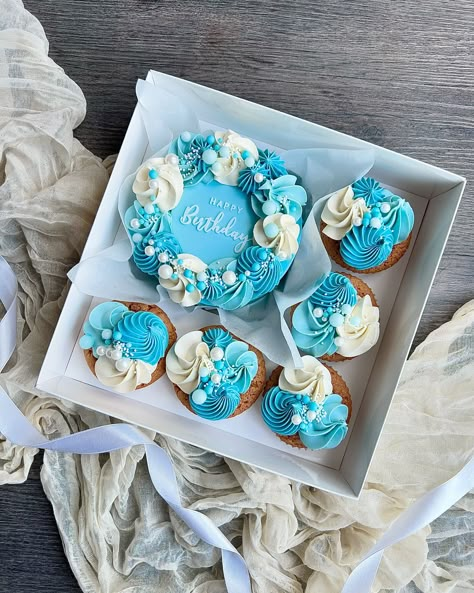 🩵 P A S T E L • B L U E S 🩵 • Sky Blue & White @colour.mill • Sprinkles @cakenbakeonline @shirebakery • Embosser @lissieloulondon • Packaging @bakeboxesuk DM or EMAIL to order 🩵 #bento #bentobox #bentocake #bentocakes #bentocakeandcupcakes #skyblue #bluecake #birthdaycake #cupcakes #cupcakedecorating #bentoideas #bentoinspo #bentodecorating #caketutorial #buttercream #buttercreamcakes #buttercreampiping #pipingtechniques #pipingtutorial #essexcakes #essexcakemaker #essexcakeshop #harlo... Bento Box Cake With Cupcakes, Blue Bento Cake, Beautiful Cupcakes Birthday, Bento Box Cake, Cake Bento, Modern Birthday Cakes, Bento Cakes, Chocolate Cake Designs, Barbie Doll Cakes