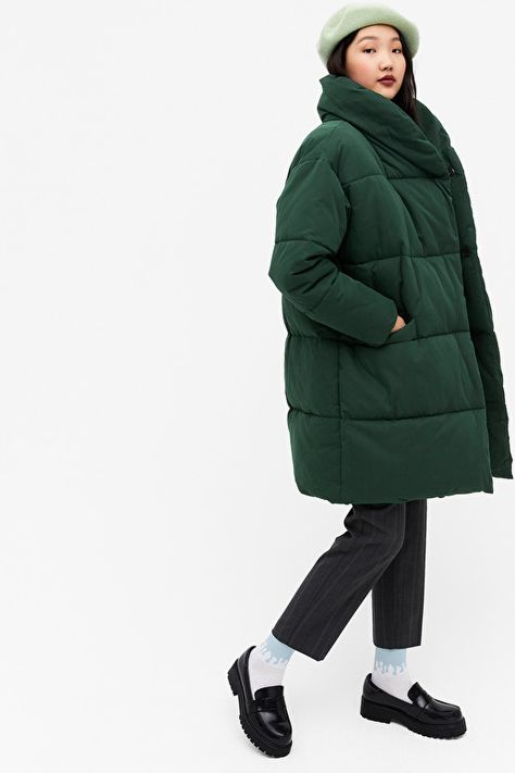 Oversized puffer coat - Dark green - Jackets - Monki WW Dark Green Jacket, Oversized Puffer Coat, Green Puffer Jacket, Puffer Jacket Outfit, Paisley Jacket, Green Puffer, Oversized Puffer, Short Trench Coat, Quilted Puffer Vest