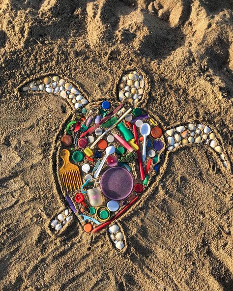 Art With A Message, Ocean Trash, Beach Mosaic, Waste Art, Trash Art, Clean Beach, Plastic Art, Sand Art, Recycled Art