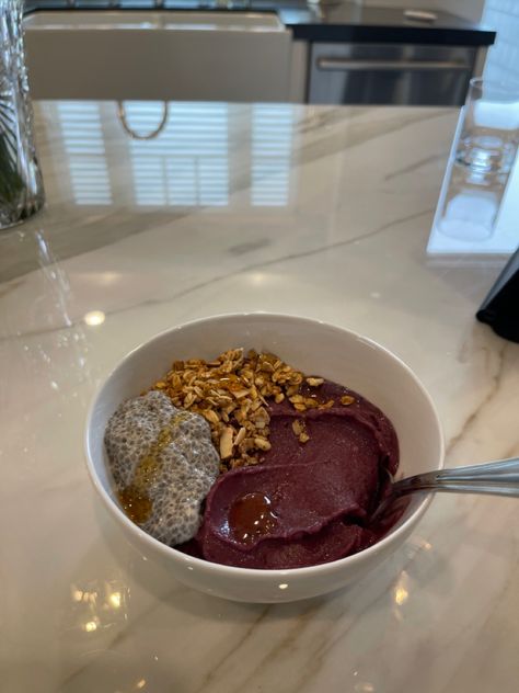 Smoothie bowl, chia seeds, food, granola, acaibowl Chia Seed Bowl, Chia Smoothie Bowl, Acai Chia Pudding, At Home Acai Bowl, Smoothie Bowl Chia Seeds, Granola Smoothie Bowl, Granola Smoothie, Acai Bowl With Chia Seeds, Acai Bowl Astetic