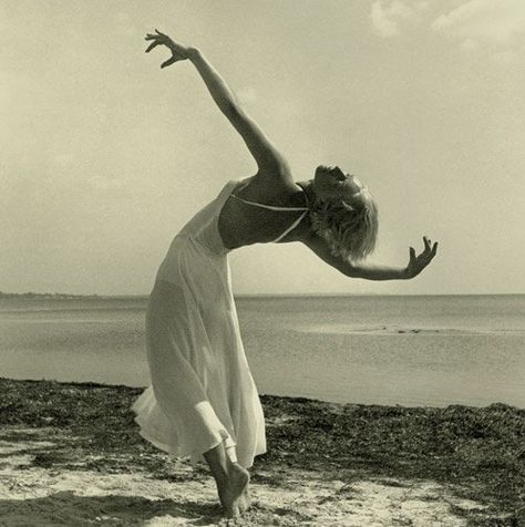 Fritz Uphoff, La ballerina Erika Vogt, 1920. Dancer Beach Photography, Dance Film Photography, Nature Dance Photoshoot, Dancing In Nature, Beach Dance Photography, Dancing Outside, Ballerinas Dancing, Dance Portraits, Woman Dance