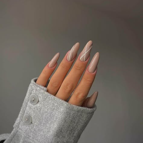 Beige Nails Ideas, Chic Minimalist Nails, Brown Nail Designs, Nails Beige, Winter Nail Design, Line Nail Designs, Sophisticated Nails, Brown Nails Design, New Nail Art Design