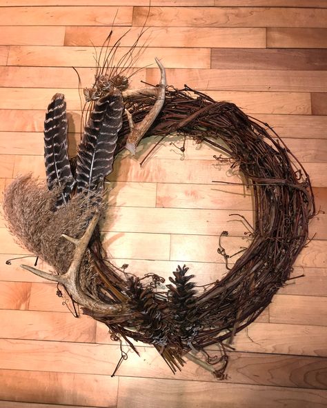 Turkey Feather Decor, Turkey Hunting Decor, Diy Rustic Wreath, Deer Hunting Decor, Hunting Crafts, Antler Ideas, Antler Wreath, Feather Crafts Diy, Deer Antler Decor