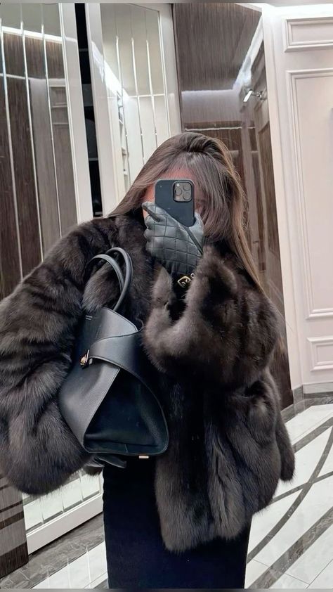 Designer Scarf Outfit Winter, Old Money Fur Coat, Fur Aesthetic Outfit, Russian Woman Aesthetic, Fur Coat Aesthetic, Winter Old Money, Fur Coat Outfits, Old Money Winter, Makijaż Smokey Eye