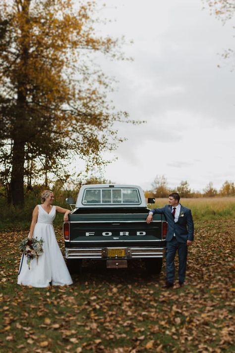 Wedding Getaway Truck, Old Truck Wedding Pictures, Old Country Wedding, Truck Wedding Pictures, Old Truck Wedding, Vintage Truck Wedding, Wedding Photography Poses Family, Ford 79, Country Wedding Pictures