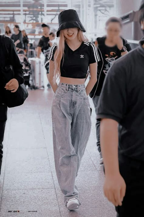 #blackpink #rose .......♡ Rosé Blackpink Outfit, Blackpink Airport Fashion, Korean Airport Fashion, Looks Adidas, Black Leggings Outfit, Outfit Essentials, Idol Fashion, Blackpink Outfits, Tumblr Outfits