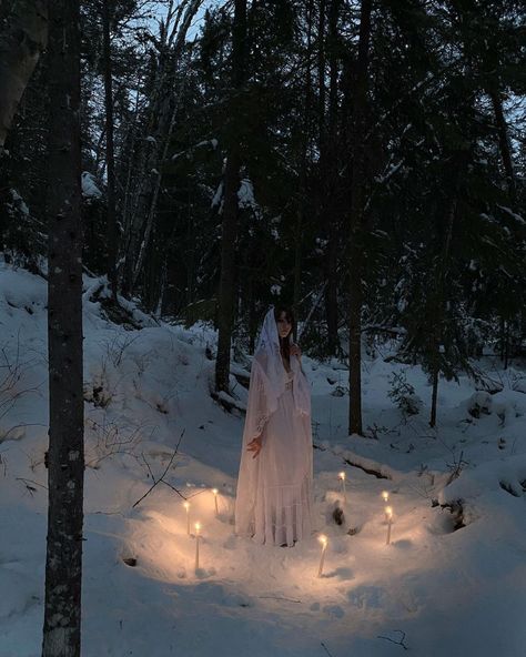 Folklore Witch Aesthetic, Witchy Snow Photoshoot, Witch Winter Aesthetic, Winter Witch Photoshoot, Winter Witch Aesthetic Wallpaper, New England Witch Aesthetic, Dark Yule Aesthetic, Yule Photoshoot, Summer Witch Aesthetic