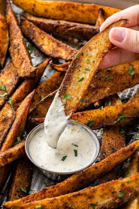 The Best Copycat Buffalo Wild Wings Potato Wedges Recipe - Simple Copycat Recipes Buffalo Wild Wings Potato Wedges, Wing Stop Fries, Copycat Buffalo Wild Wings, Potato Wedges Fried, Wedge Fries, Seasoned Potato Wedges, Crispy Potato Wedges, Potato Wedges Recipe, Wedges Recipe