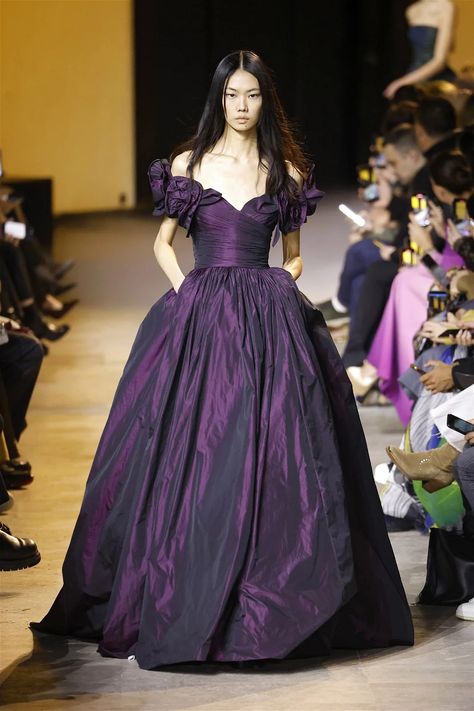 Elie Saab Ready To Wear Fall Winter 2024 Paris – NOWFASHION Purple Runway Fashion, Elie Saab 2024, Outfit Claims, Bal Dresses, Elie Saab Ready To Wear, Runway Ready To Wear, Fw 2024, Fall Purple, Fashion Show Runway