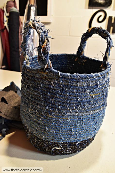 Make a fabric basket any size you need with this DIY Rope Basket made from Recycled Denim tutorial made by That Black Chic. Denim Basket, Easter Fabric Crafts, Artisanats Denim, Jean Diy, Diy Rope Basket, Denim Scraps, Denim Crafts Diy, Diy Jeans, Blue Jeans Crafts