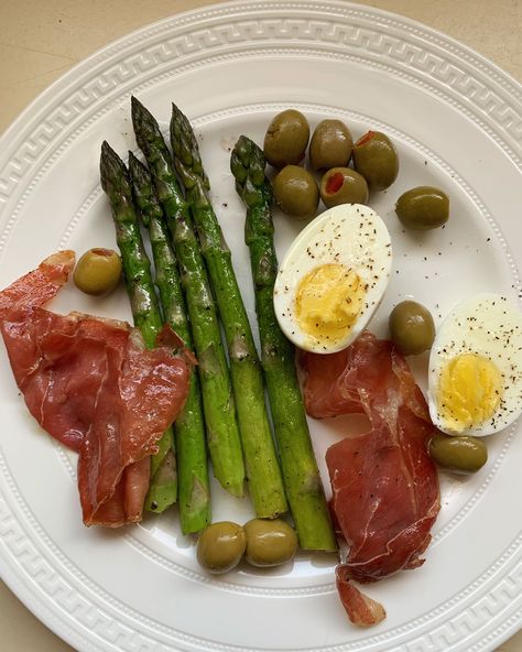 Always loved that scene in Eat Pray Love where she makes herself a lovely meal in her Roman apartment. Recreated it using sautéed prosciutto instead of smoked salmon, kept the bread out (totally by accident), and added a whole lot more olives. Dolce far niente, muah! Eat Pray Love Food, Roman Apartment, Dolce Far Niente, Eat Pray, Eat Pray Love, Eating Clean, Famous Movies, Food Inspo, Party Fun