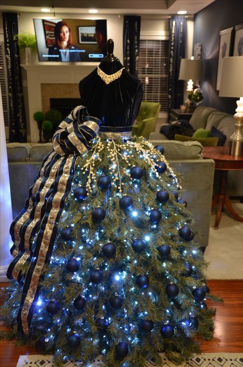 Mannequin Christmas Tree Diy Dress Form, Dress Form Decor, Dress Form Christmas Tree, Christmas Party Decorations Diy, Mannequin Christmas Tree, Diy Dresses, Dresses Christmas, Christmas Tree Dress, Tree Dress