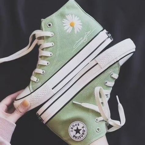 Pretty daisy shoes, These ones I had custom made #🦝🧃 Green Embroidered Converse, Daisy Shoes, Mode Indie, Cute Converse Shoes, Embroidered Converse, Cute Converse, Dr Shoes, Trendy Shoes Sneakers, Preppy Shoes