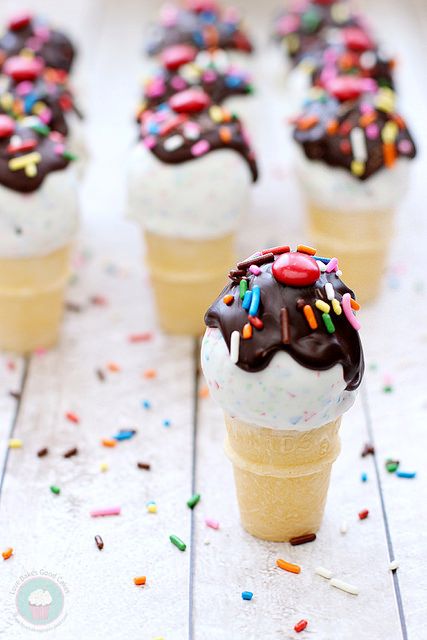 Don't worry about melting with these fun Ice Cream Cone Cake Pops! Fun for birthdays and Summer parties! #DoveTastemaker #cakepops by loveba... Cone Cake Pops, Ice Cream Cone Cake Pops, Love Bakes Good Cakes, Good Cakes, Cone Cake, Fun Ice Cream, Ice Cream Cone Cake, Cake Pop Recipe, Ice Cream Birthday