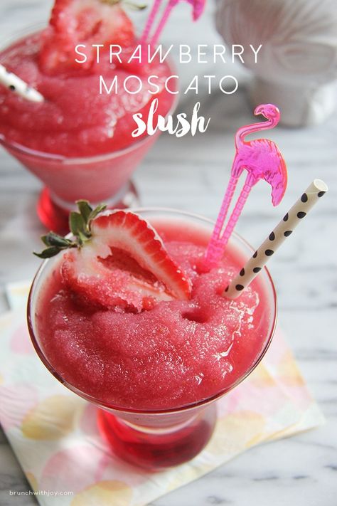 Strawberry Moscato Slush- such a delicious summer cocktail! Alcoholic Shots, Strawberry Moscato, Cocktail Strawberry, Yummy Summer Cocktails, Frozen Cocktail, Food Korean, Alcoholic Desserts, Portuguese Desserts, Pudding Shots