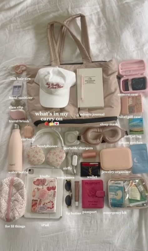 Ig@maxieelise Carryon essentials | Beauty essentials | whats in my bag | bag essentials Airport Essentials, Summer Bag Essentials, Airport Bag, Trip Essentials Packing Lists, What Is In My Bag, Travel Packing Essentials, School Backpack Essentials, Packing Essentials List, Everyday Bag Essentials