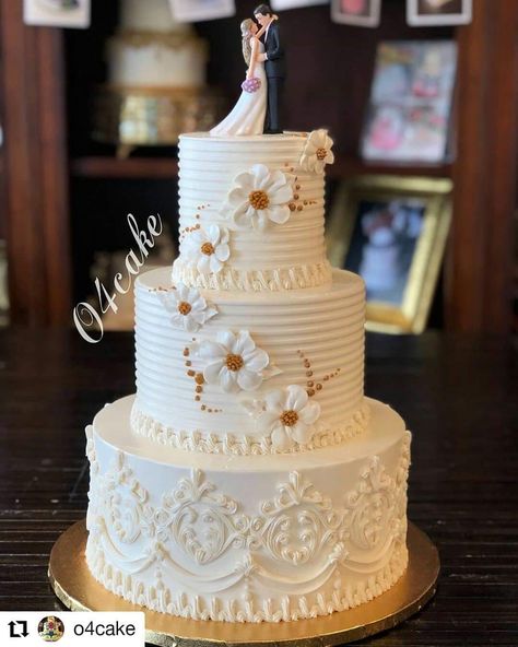 Old School Wedding, Wedding Cake Frosting, 3 Tier Wedding Cake, School Wedding, 3 Tier Wedding Cakes, School Cake, Cakes Decorating, Simple Cake, Mother Of The Groom Dresses