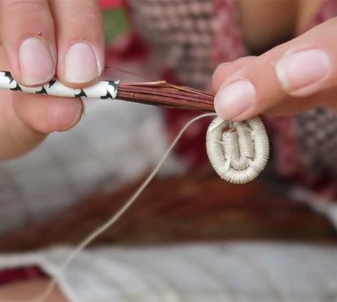 Pine Needle Basket Weaving - Basket Tutorial Diy Pine Needle Baskets, Pine Needle Basket Centers, Pine Needle Baskets How To Make, Weaving Pine Needles, Pine Straw Baskets, Pine Needle Basket Weaving, Pine Needle Crafts, Pine Needle Baskets, Sewing Needles