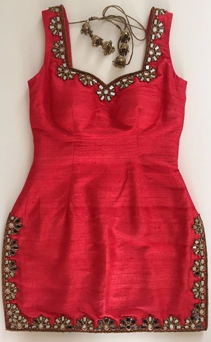 Pinterest: @pawank90 Punjabi Kurti, Simple Indian Suits, Patiala Suit Designs, Stylish Kurtis Design, Girls Designer Dresses, Backless Blouse Designs, Punjabi Outfits, Indian Designer Suits, Designer Kurti Patterns