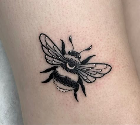 Tattoo Bees, Bee Tattoo Meaning, Queen Bee Tattoo, Small Bee Tattoo, Honey Bee Tattoo, Bee Tattoos, Bumble Bee Tattoo, Insect Tattoo, Bug Tattoo